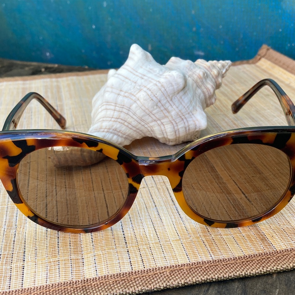 FHone women’s sunglasses.Leopard Tortoise Shell. Cat eye rim with round lenses.
